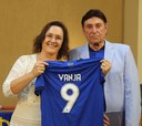 Entrega de uma camisa personalizada como presente do Dr. Lidson Faria à Vereadora Vanja