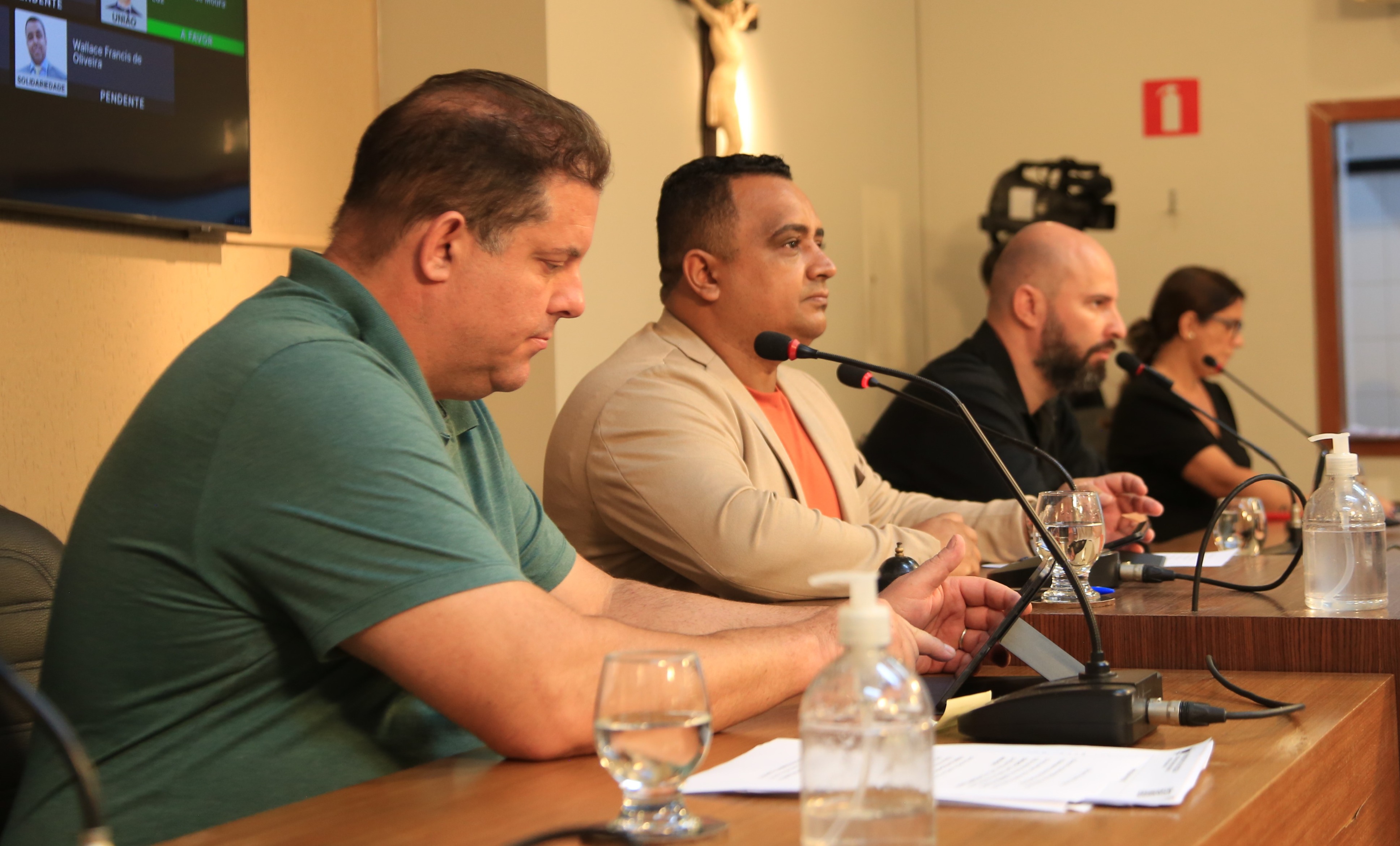 Mesa Diretora Ao centro, o vereador Sérgio Marota (PP), vice-presidente; e à direita o Vereador Cristiano Gonçalves (Moto Link) (SD), secretário da Mesa