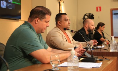 Mesa Diretora Ao centro, o vereador Sérgio Marota (PP), vice-presidente; e à direita o Vereador Cristiano Gonçalves (Moto Link) (SD), secretário da Mesa