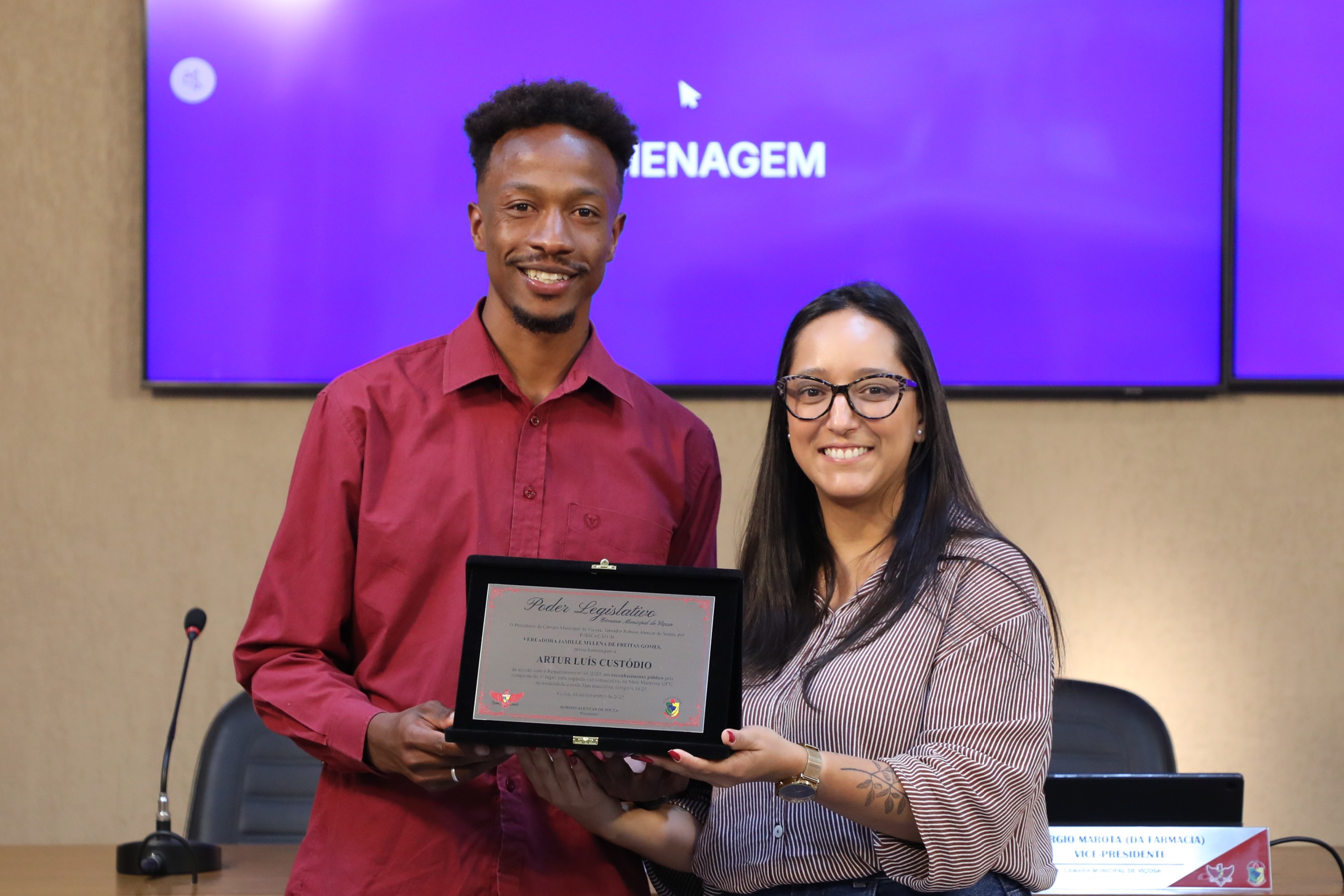 Entrega de Placa alusiva ao atleta viçosense Artur Luís Custódio, em reconhecimento pela conquista do primeiro lugar, pela segunda vez consecutiva, na Meia Maratona UFV