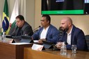 Mesa Diretora Ao centro, o vereador Robson Souza (PSB), presidente; à esquerda, o vereador Sérgio Marota (PP), vice-presidente; e à direita o Vereador Cristiano Gonçalves (Moto Link) (SD), secretário da Mesa