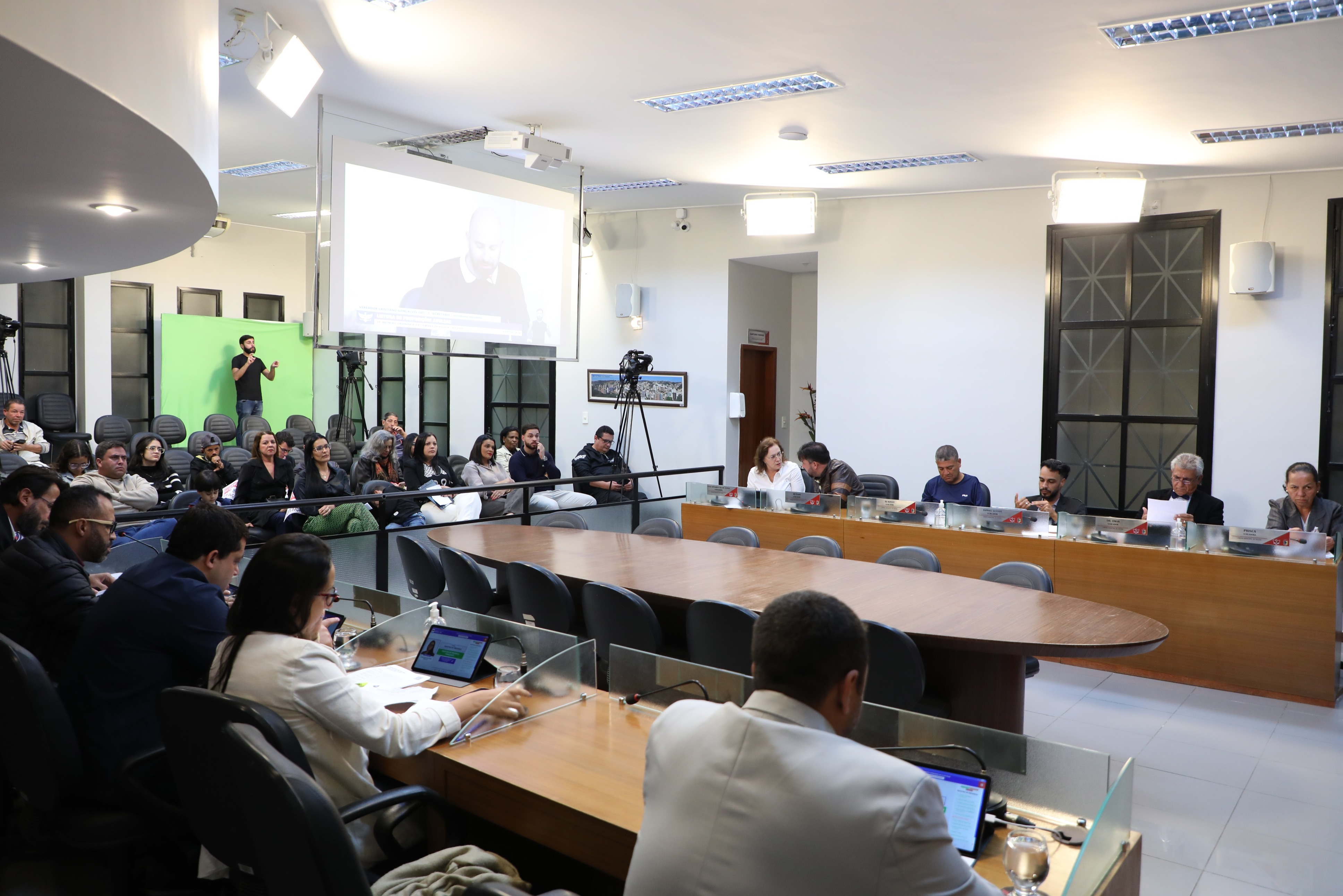 Vereadores e público presente