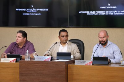 Mesa Diretora Ao centro, o vereador Robson Souza (PSB), presidente; à esquerda, o vereador Sérgio Marota (PP), vice-presidente; e à direita o Vereador Cristiano Gonçalves (Moto Link) (SD), secretário da Mesa