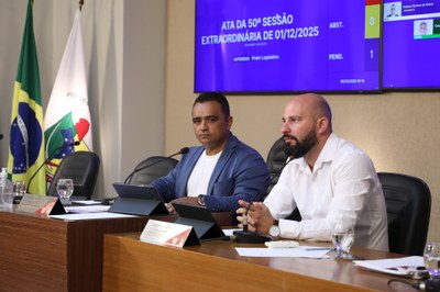 Mesa Diretora Ao centro, o vereador Robson Souza (PSB), presidente; e à direita o Vereador Cristiano Gonçalves (Moto Link) (SD), secretário da Mesa