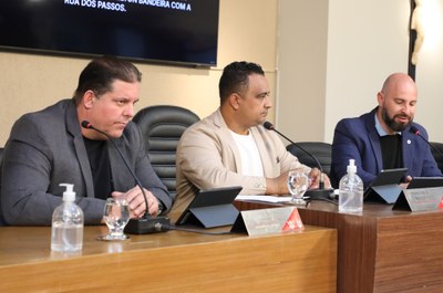 Mesa Diretora Ao centro, o vereador Robson Souza (PSB), presidente; à esquerda, o vereador Sérgio Marota (PP), vice-presidente; e à direita o Vereador Cristiano Gonçalves (Moto Link) (SD), secretário da Mesa