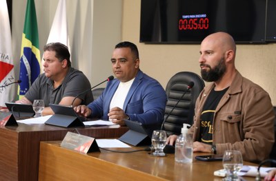 Mesa Diretora Ao centro, o vereador Robson Souza (PSB), presidente; à esquerda, o vereador Sérgio Marota (PP), vice-presidente; e à direita o Vereador Cristiano Gonçalves (Moto Link) (SD), secretário da Mesa