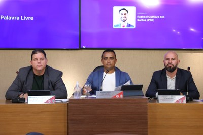 0R1A4130.JPGMesa Diretora Ao centro, o vereador Robson Souza (PSB), presidente; à esquerda, o vereador Sérgio Marota (PP), vice-presidente; e à direita o Vereador Cristiano Gonçalves (Moto Link) (SD), secretário da Mesa