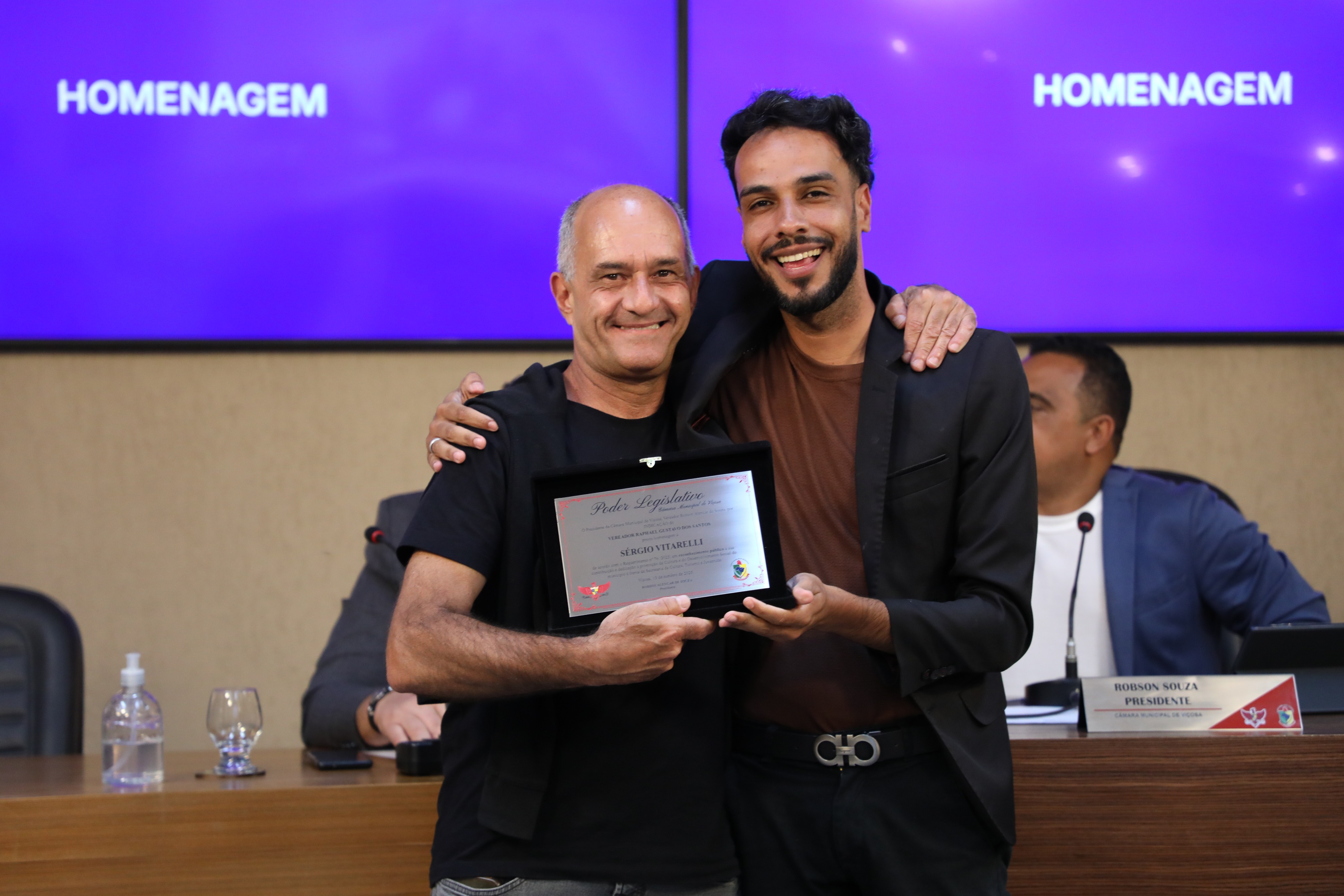 Entrega de Placa alusiva em homenagem ao Sr. Sérgio Vitarelli, Secretário Municipal de Cultura, Eventos, Turismo e Juventude, em reconhecimento à sua contribuição e dedicação à promoção da cultura e do desenvolvimento social do município