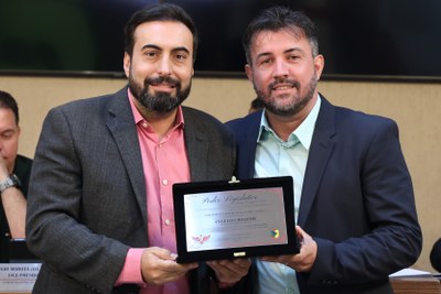 Entrega de placa alusiva ao Prefeito Ângelo Chequer, em reconhecimento aos primeiros seis meses de sua gestão à frente do Executivo Municipal de Viçosa.