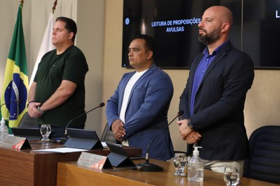 Mesa Diretora Ao centro, o vereador Robson Souza (PSB), presidente; à esquerda, o vereador Sérgio Marota (PP), vice-presidente; e à direita o Vereador Cristiano Gonçalves (Moto Link) (SD), secretário da Mesa