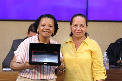 Entrega de Placa alusiva à Sra. Maria José da Silva Felício Apolinário, em reconhecimento aos relevantes serviços prestados à comunidade viçosense