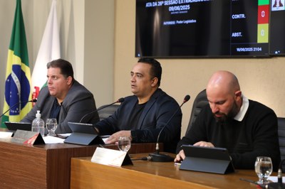 0R1A0460.JPGMesa Diretora Ao centro, o vereador Robson Souza (PSB), presidente; à esquerda, o vereador Sérgio Marota (PP), vice-presidente; e à direita o Vereador Cristiano Gonçalves (Moto Link) (SD), secretário da Mesa