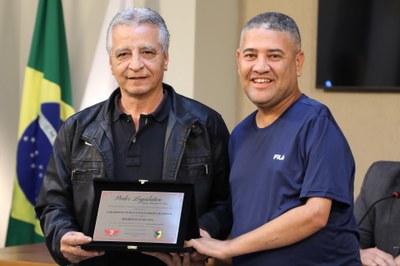 Entrega de Placa Alusiva ao Senhor Helder Evangelista (Helder Cherinho) em reconhecimento pelos relevantes serviços prestados ao município de Viçosa