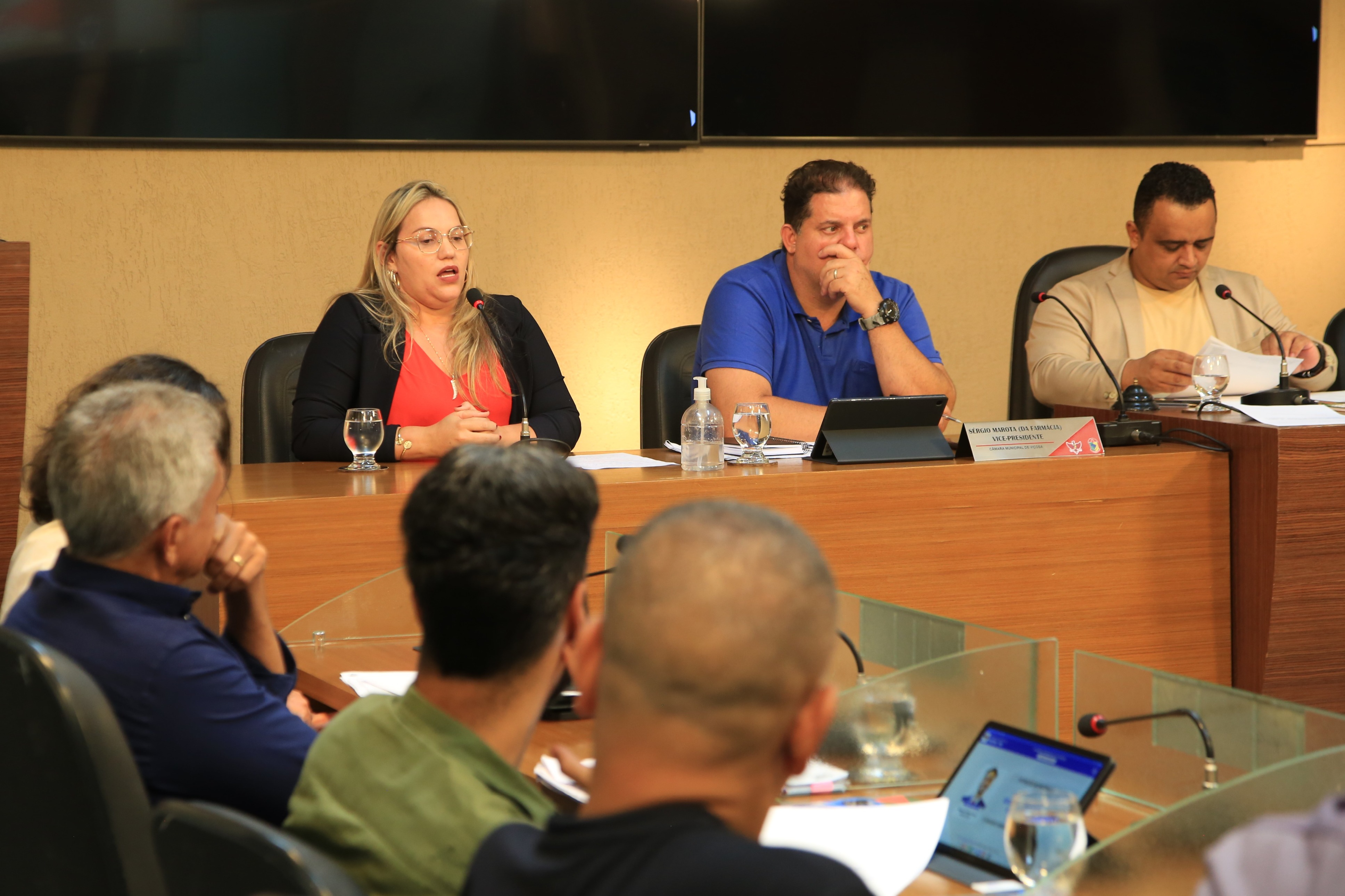 Layra Monique de Assis Santos, chefe do Departamento de Fiscalização de Obras e Posturas, apresenta o cronograma de ações da operação do Programa 'Limpa Viçosa'