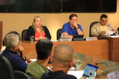 Layra Monique de Assis Santos, chefe do Departamento de Fiscalização de Obras e Posturas, apresenta o cronograma de ações da operação do Programa 'Limpa Viçosa'