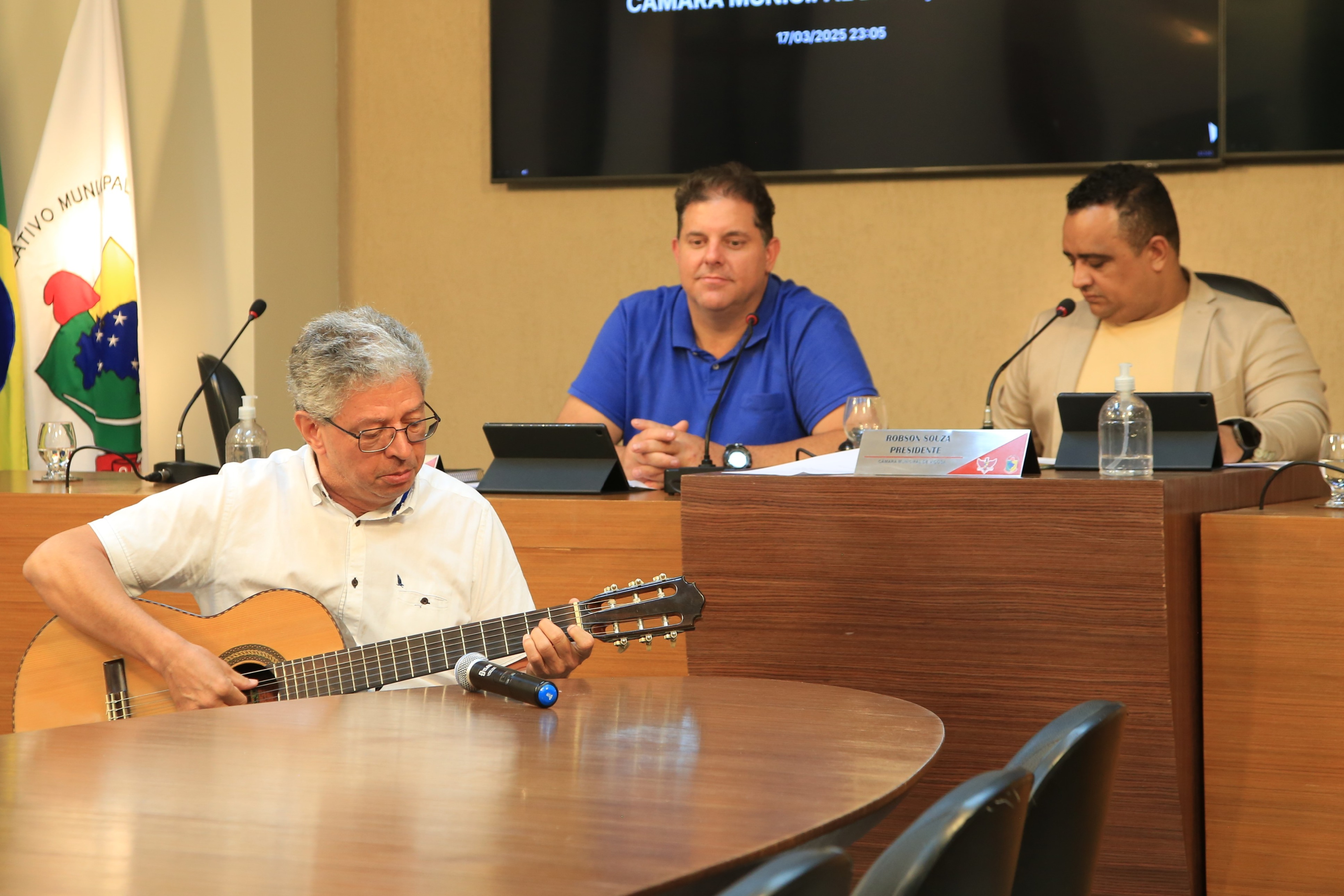 Músico viçosense Chiquinho Rozado faz uma participação na reunião ordinária