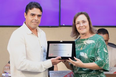 Entrega de placa alusiva à Aldair Pinheiro de Souza, em reconhecimento ao seu exemplo de dedicação, esforço e amor ao trabalho, em alusão ao Dia do Construtor