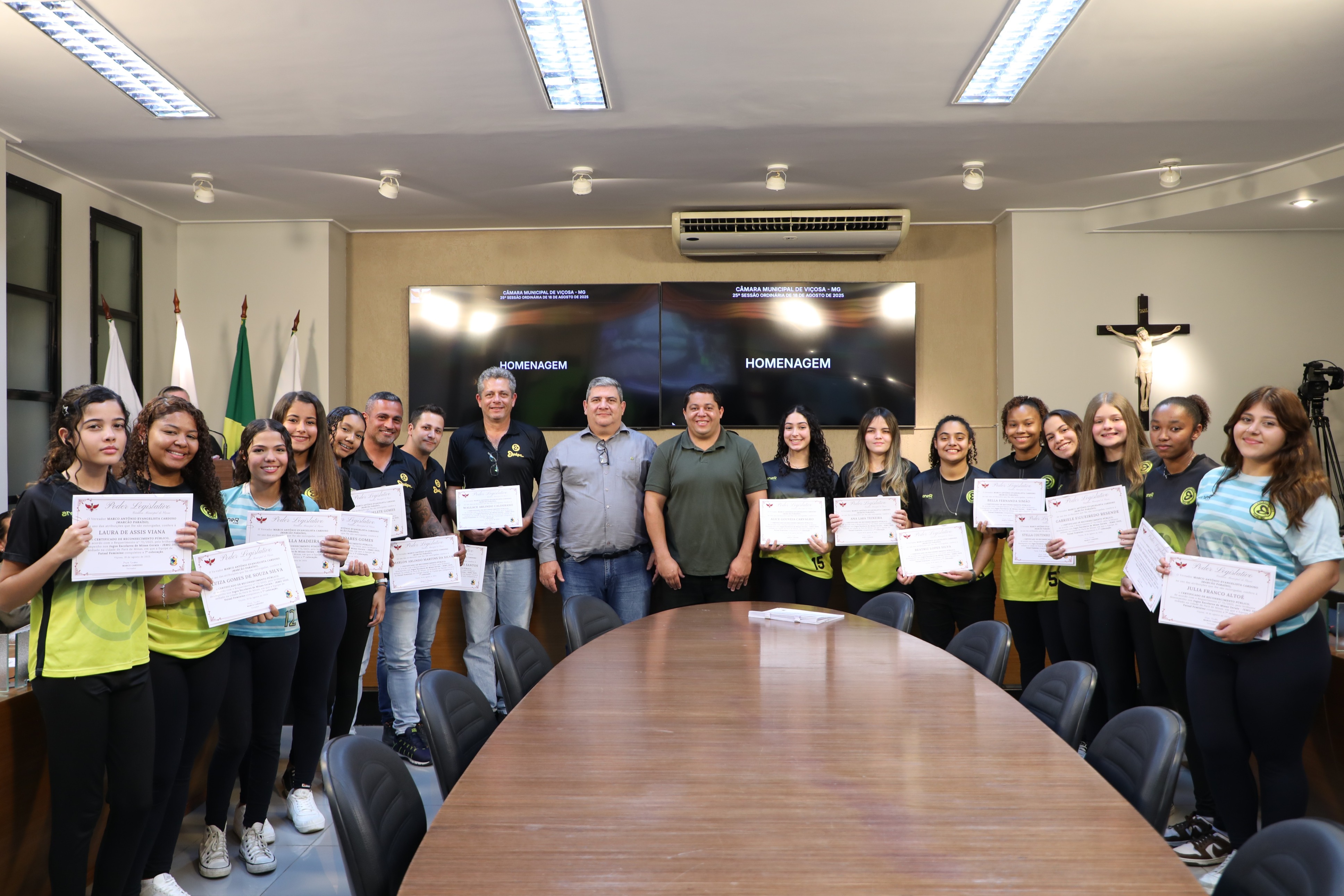 Entrega de certificado de reconhecimento público aos atletas e comissão técnica da Colégio Equipe, que representaram Viçosa, pelo desempenho nos Jogos Escolares do Estado de Minas Gerais (JEMG), sediado em Pará de Minas
