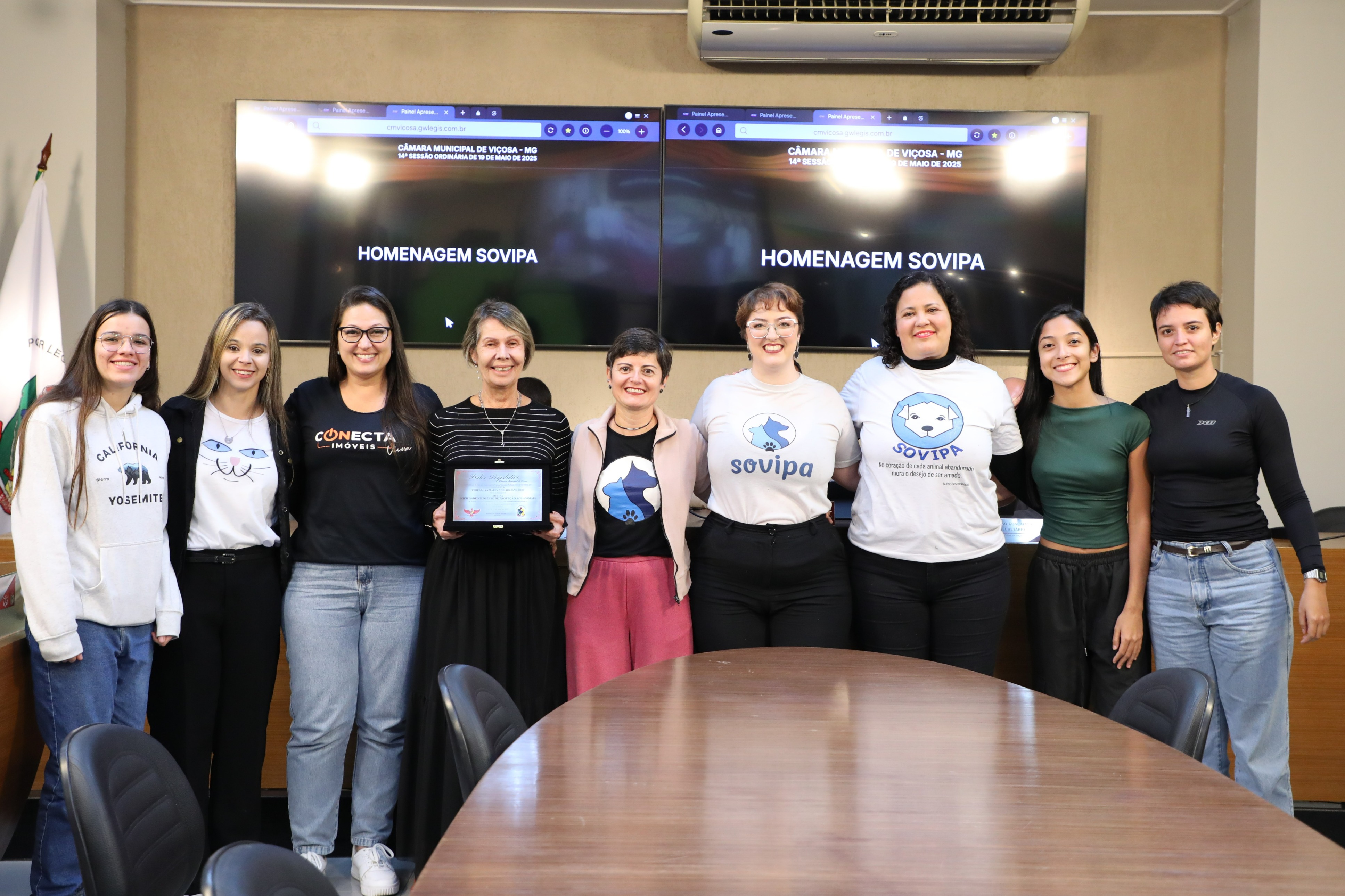 Entrega de placa alusiva em homenagem aos 25 anos da Sociedade Viçosense de Proteção aos Animais - SOVIPA