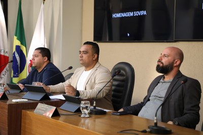 Mesa Diretora Ao centro, o vereador Robson Souza (PSB), presidente; à esquerda, o vereador Marco Cardoso (PRD), 2º secretário; e à direita o Vereador Cristiano Gonçalves (Moto Link) (SD), secretário da Mesa