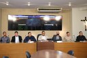 Mesa diretora com a participação dos representantes do corpo clinico do Hospital Nossa Senhora das Dores de Ponte Nova, em cumprimento ao Requerimento nº 23/2025 do vereador Ronildo Ferreira (Dj Ronny) (PSD)
