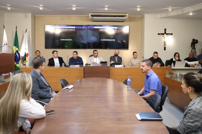 Mesa diretora e tribuna de honra com a participação dos representantes do corpo clinico do Hospital Nossa Senhora das Dores de Ponte Nova, em cumprimento ao Requerimento nº 23/2025 do vereador Ronildo Ferreira (Dj Ronny) (PSD)