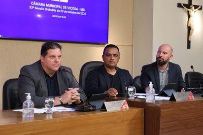 Mesa Diretora Ao centro, o vereador Robson Souza (PSB), presidente; à esquerda, o vereador Sérgio Marota (PP), vice-presidente; e à direita o Vereador Cristiano Gonçalves (Moto Link) (SD), secretário da Mesa