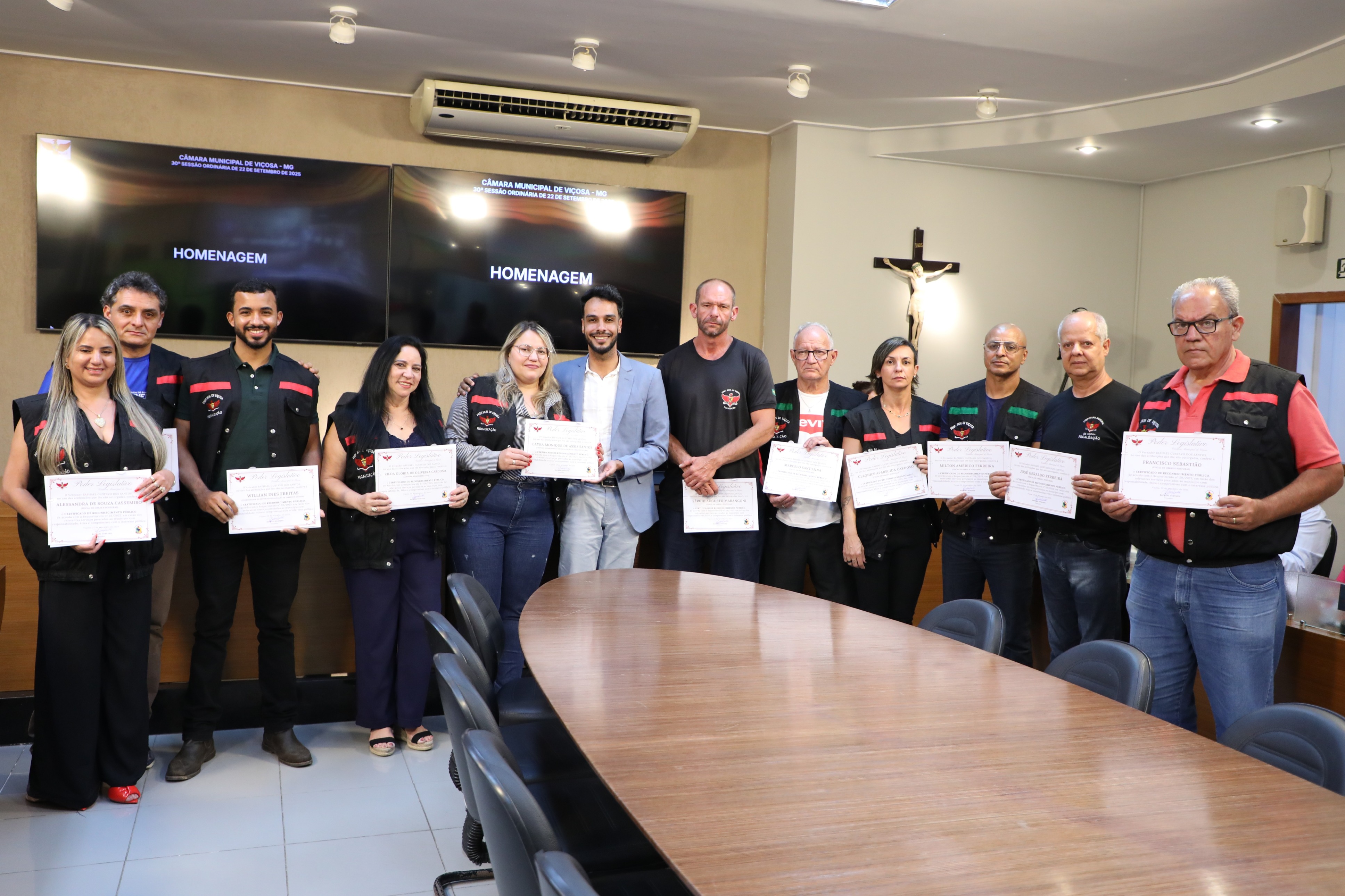 Entrega de certificado de Reconhecimento Público aos servidores do setor de Fiscalização da Prefeitura Municipal de Viçosa