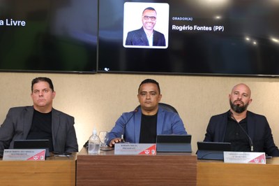 Mesa Diretora Ao centro, o vereador Robson Souza (PSB), presidente; à esquerda, o vereador Sérgio Marota (PP), vice-presidente; e à direita o Vereador Cristiano Gonçalves (Moto Link) (SD), secretário da Mesa