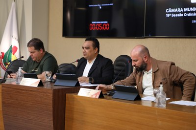 Mesa Diretora Ao centro, o vereador Robson Souza (PSB), presidente; à esquerda, o vereador Sérgio Marota (PP), vice-presidente; e à direita o Vereador Cristiano Gonçalves (Moto Link) (SD), secretário da Mesa
