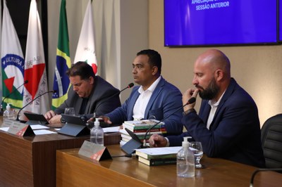 Mesa Diretora Ao centro, o vereador Robson Souza (PSB), presidente; à esquerda, o vereador Sérgio Marota (PP), vice-presidente; e à direita o Vereador Cristiano Gonçalves (Moto Link) (SD), secretário da Mesa