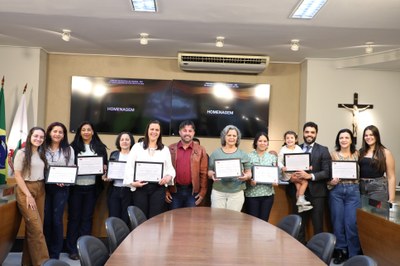 Entrega de certificado de Reconhecimento Público ao Centro Educacional Lápis de Cor em comemoração aos 25 anos de sua fundação.