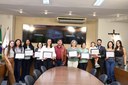 Entrega de certificado de Reconhecimento Público ao Centro Educacional Lápis de Cor em comemoração aos 25 anos de sua fundação.