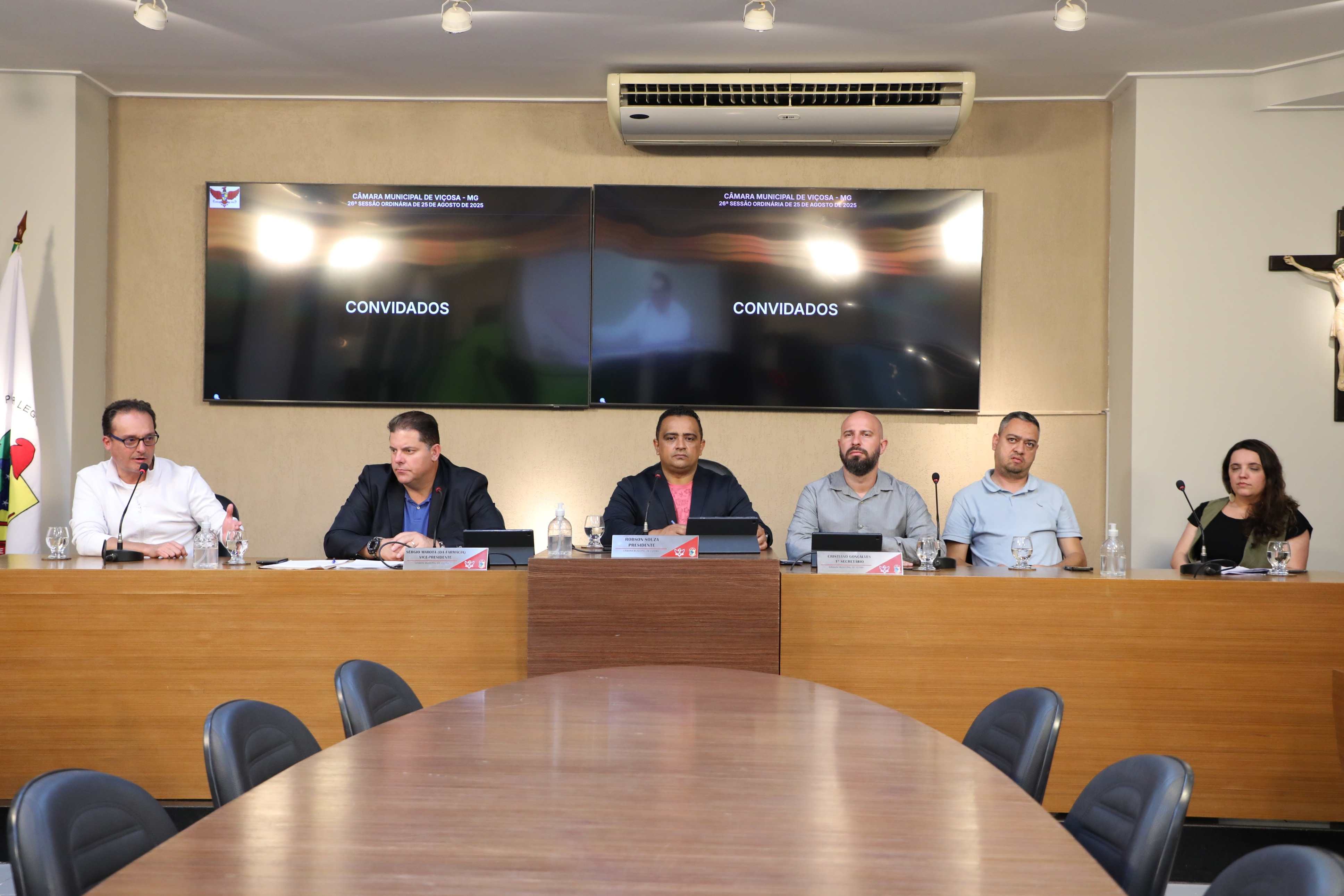 Mesa Diretora com a participação do Vice-Prefeito de Viçosa, Sérgio Lopes, do Secretário Municipal de Saúde, Marcos Alexandre de Freitas Vieira, e da Secretária Adjunta de Saúde, Vanessa Amaral