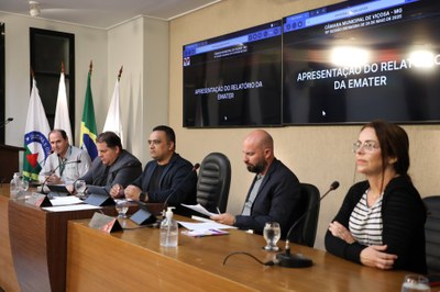 Mesa diretora com a participação dos representantes da Emater durante apresentação de relatório