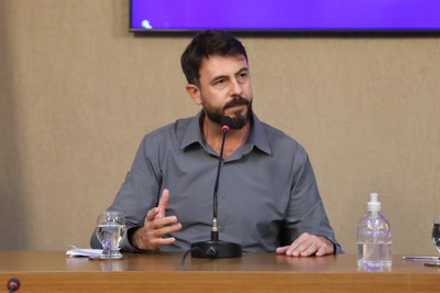 A convite do vereador Idelmino Ronivon (PCdoB), o Professor Dr. Alexandre Fontes Pereira, da Universidade Federal de Viçosa (UFV), participou da ordinária para apresentar informações sobre os casos de intoxicação por metanol no Brasil e as ações de monitoramento desenvolvidas pelo Laboratório de Química Analítica (LAQUA) no município