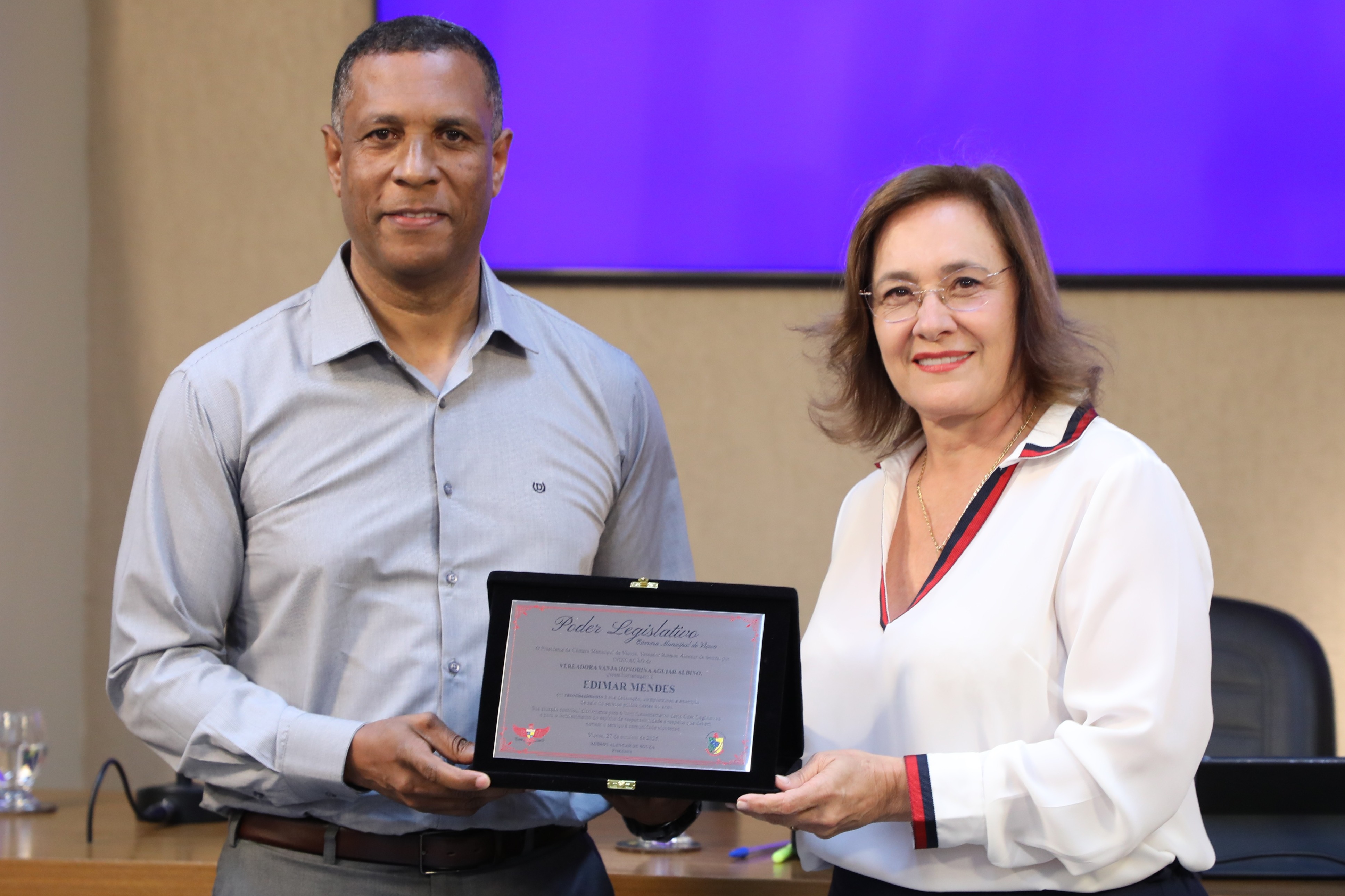 Entrega de Placa alusiva ao servidor Edimar Mendes em reconhecimento à sua dedicação, compromisso e exemplo de zelo no serviço público nestes 41 anos de serviços prestados na Câmara Municipal de Viçosa