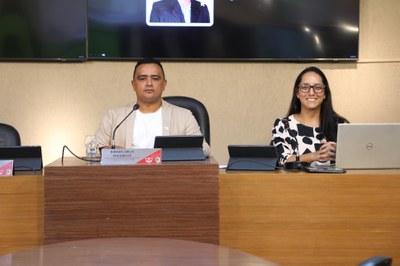 Mesa Diretora Ao centro, o vereador Robson Souza (PSB), presidente; à direita o Vereadora Jamille Gomes (PT)