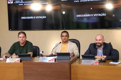 Mesa Diretora Ao centro, o vereador Robson Souza (PSB), presidente; à esquerta, o vereador Sérgio Marota (PP), vice-presidente e à direita o Vereador Cristiano Gonçalves (SD), secretário da Mesa