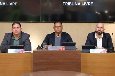 Mesa Diretora Ao centro, o vereador Robson Souza (PSB), presidente; à esquerta, o vereador Sérgio Marota (PP), vice-presidente e à direita o Vereador Cristiano Gonçalves (SD), secretário da Mesa