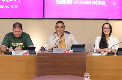 Mesa Diretora Ao centro, o vereador Robson Souza (PSB), presidente; à esquerta, o vereador Sérgio Marota (PP), vice-presidente e à direita o Vereadora Jamille Gomes (PT)