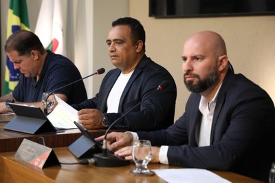 Mesa Diretora Ao centro, o vereador Robson Souza (PSB), presidente; à esquerta, o vereador Sérgio Marota (PP), vice-presidente e à direita o Vereador Cristiano Gonçalves (SD), secretário da Mesa