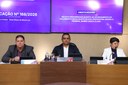 Mesa Diretora Ao centro, o vereador Robson Souza (PSB), presidente; à esquerta, o vereador Sérgio Marota (PP), vice-presidente e á direita a vereadora Marly Coelho (PRD), secretaria em exercício