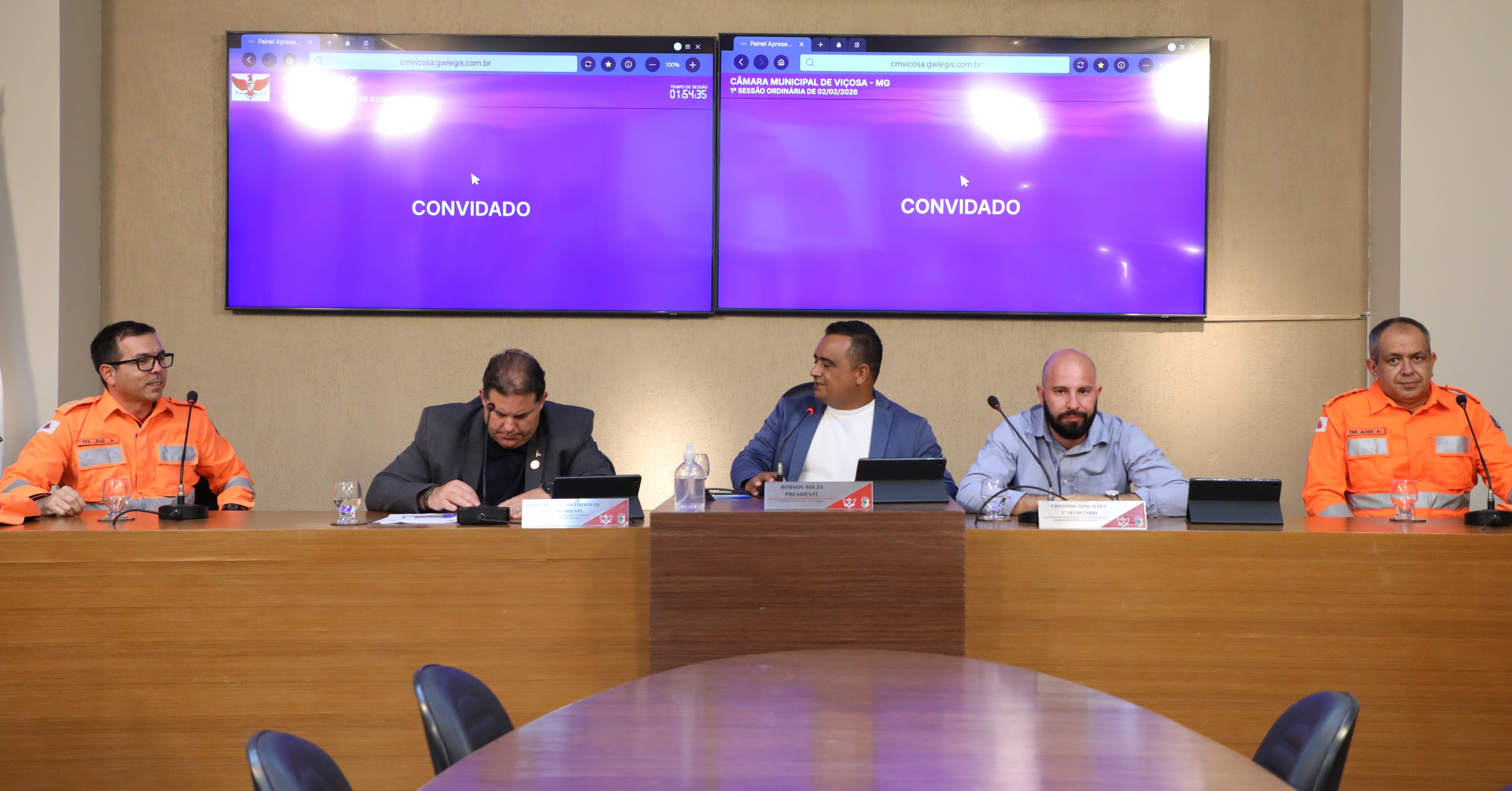 Mesa Diretora com a participação 1º Tenente Élio Bigonha, Ex. comandante do 3º Pelotão do Corpo de Bombeiros de Viçosa e o Atual comandante do 3º Pelotão do Corpo de Bombeiros de Viçosa Tenente Alexandre Alves  