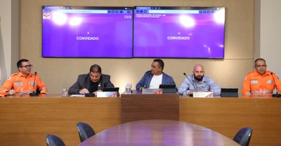 Mesa Diretora com a participação 1º Tenente Élio Bigonha, Ex. comandante do 3º Pelotão do Corpo de Bombeiros de Viçosa e o Atual comandante do 3º Pelotão do Corpo de Bombeiros de Viçosa Tenente Alexandre Alves  