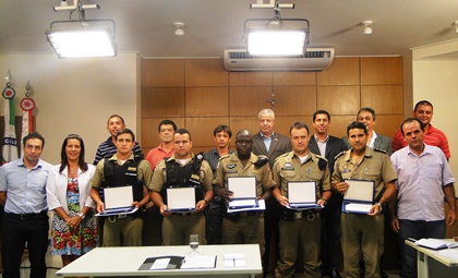 14/02/2012 - Polícia Militar: Vereador presta homenagem