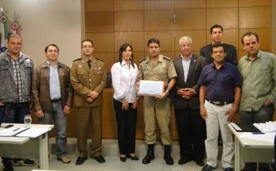29/05 Vereadores prestam homenagem ao Comandante da Polícia Militar do município