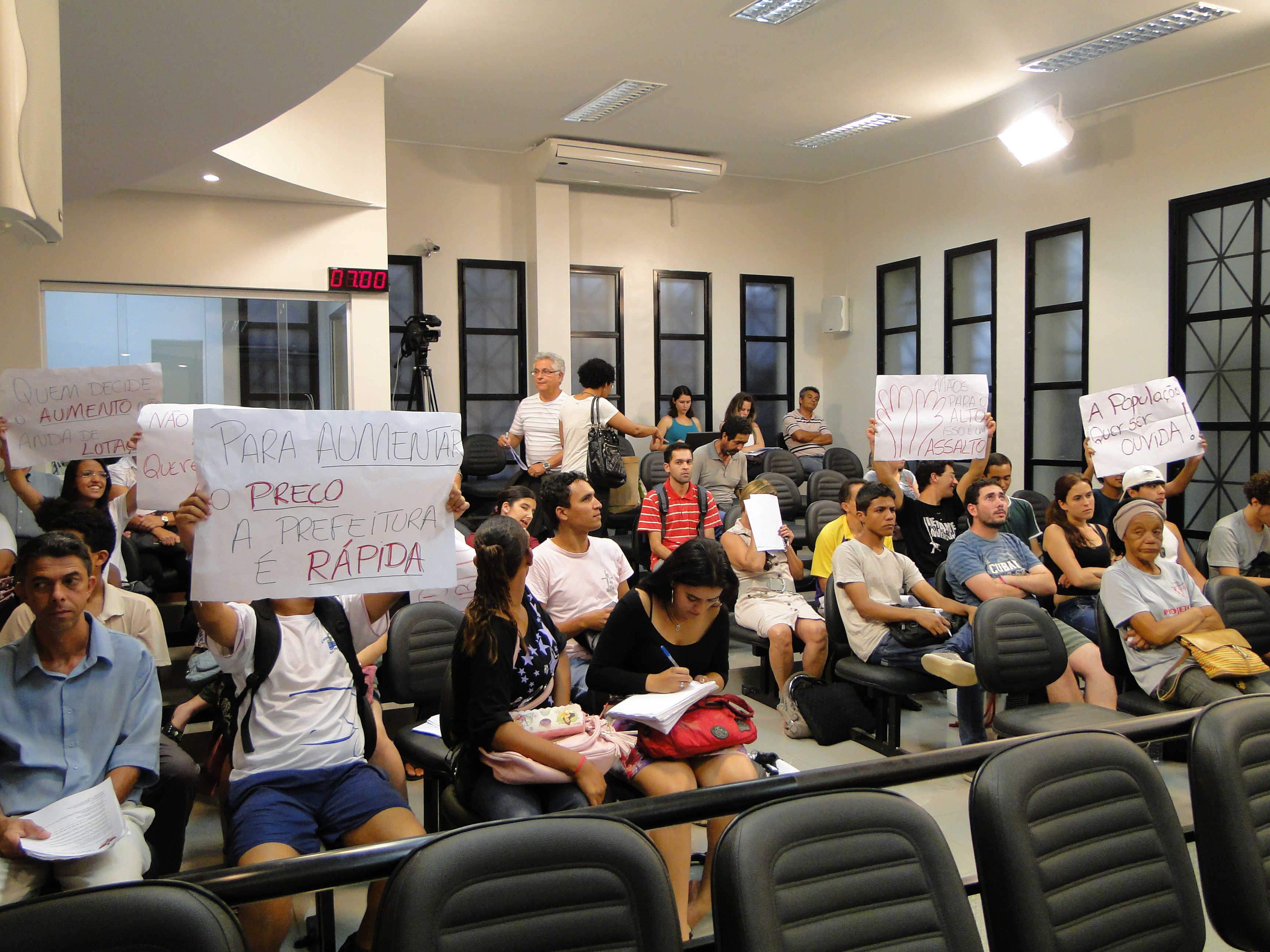 Câmara recebe manifesto contra aumento da passagem 