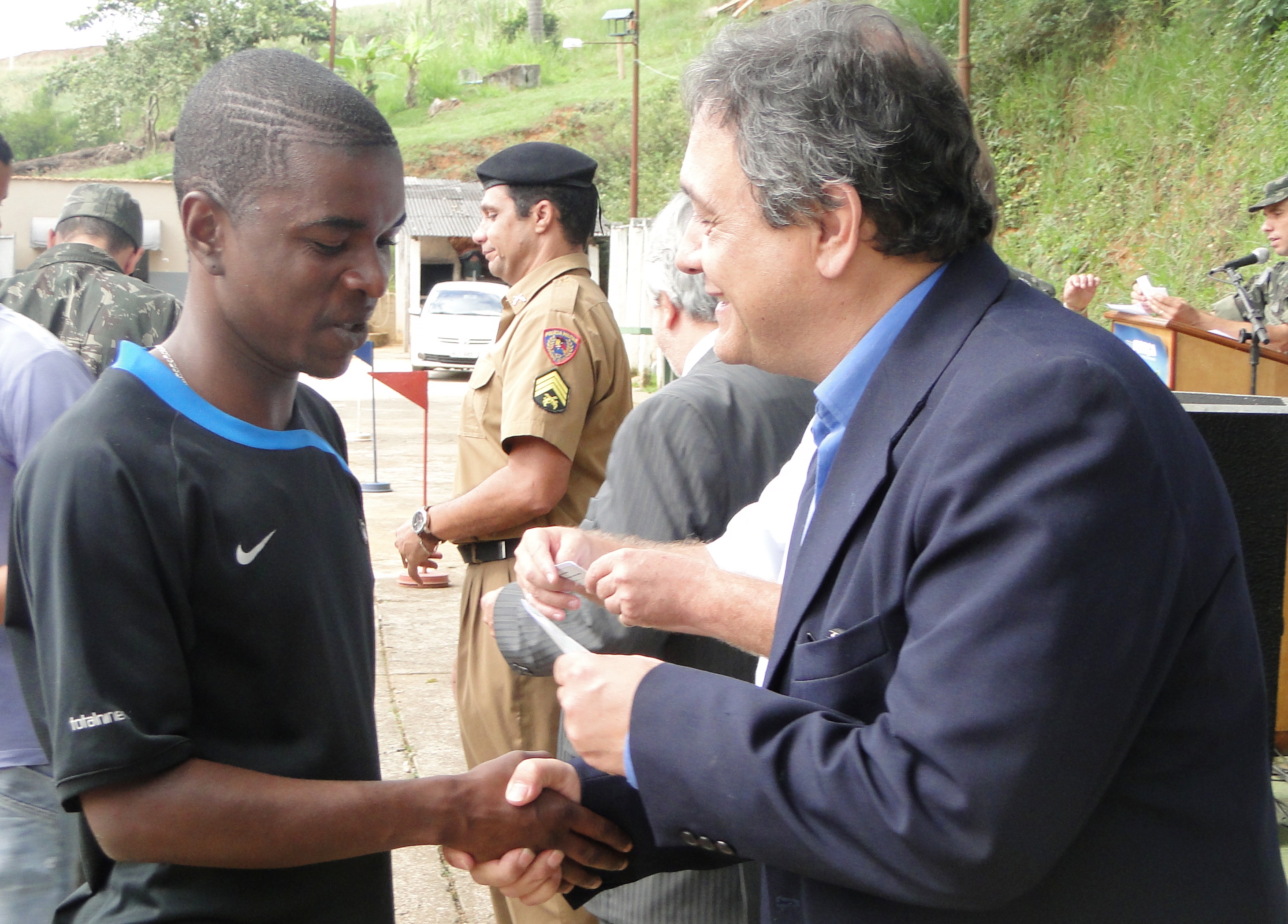 11/04 Tiro de Guerra: Vice-presidente participa de entrega de Certificado de Dispensa