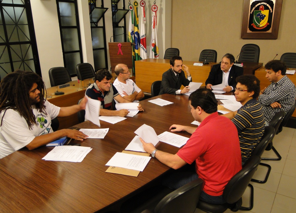 Vereadores discutem com Associação dos Taxistas projeto que regulamenta o serviço 